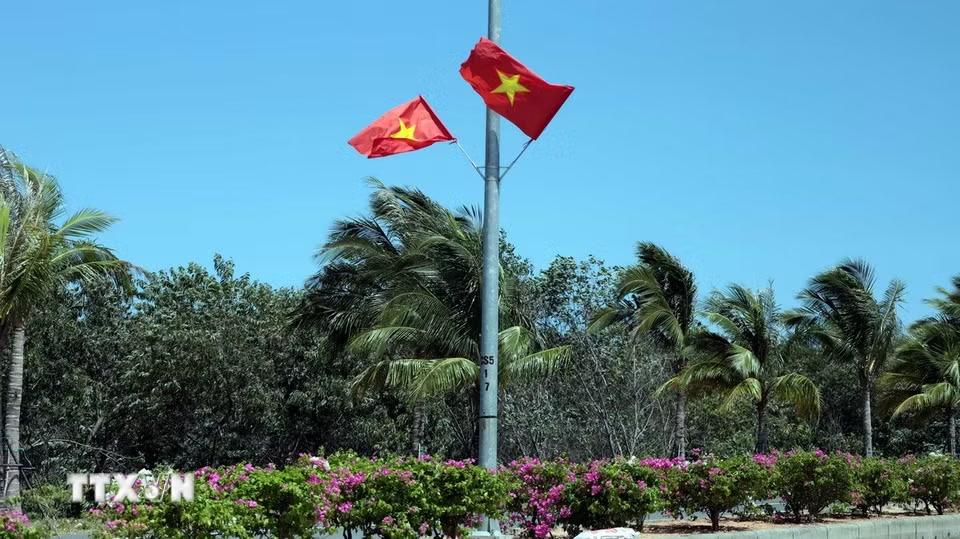 Cờ Đảng, cờ Tổ quốc tung bay trên tuyến đường ven biển dài và đẹp nhất thành phố Đà Nẵng. (Ảnh: Đỗ Trưởng/TTXVN)