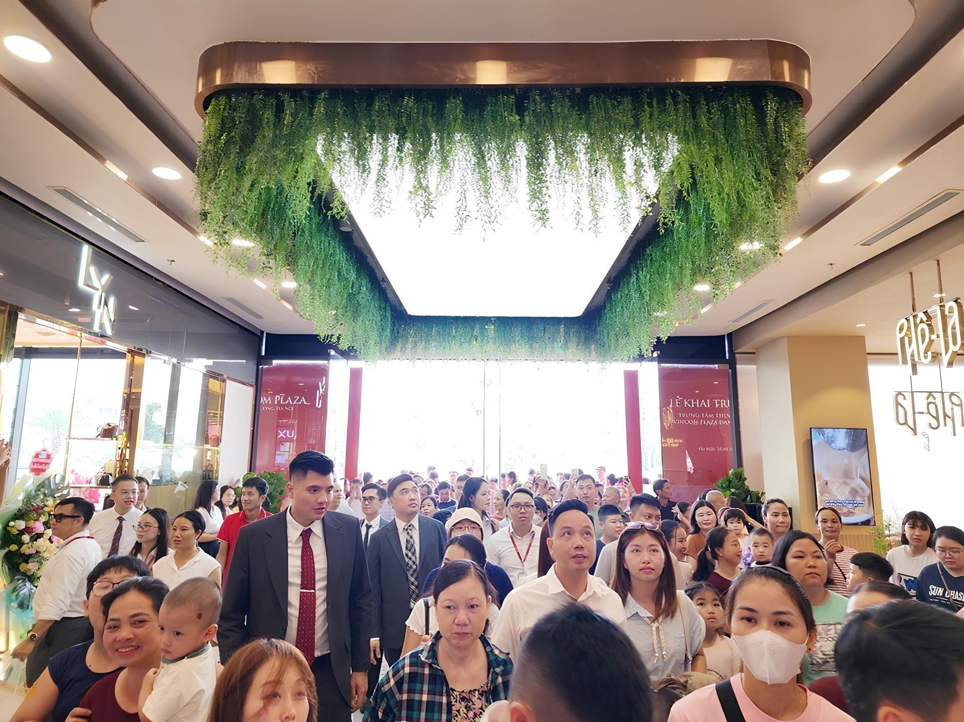 Dòng khách đông đúc đến trải nghiệm Vincom Plaza Đan Phượng dịp khai trương.