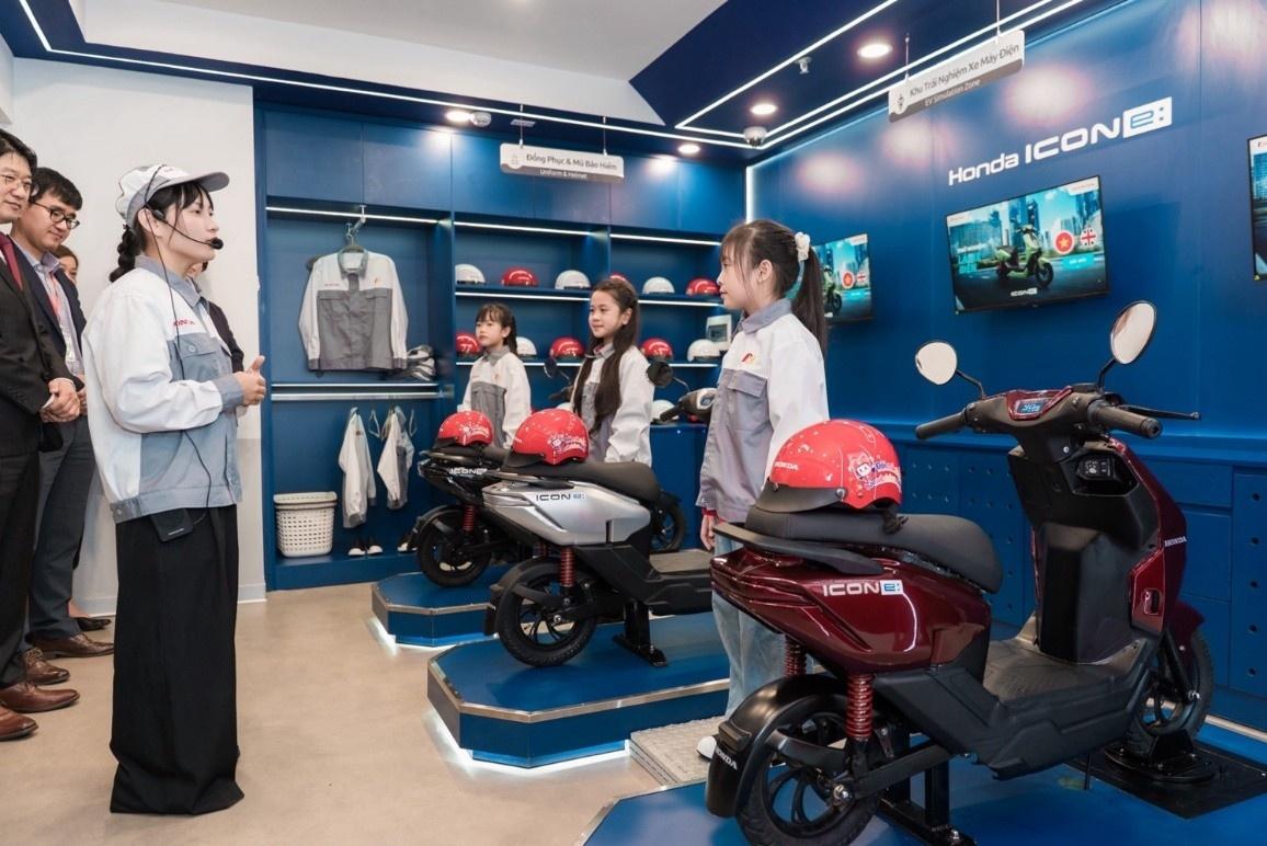Trung tâm Công nghệ Xe máy điện Honda mang đến cho trẻ cơ hội vừa học, vừa chơi và vừa khám phá trong một môi trường sinh động.