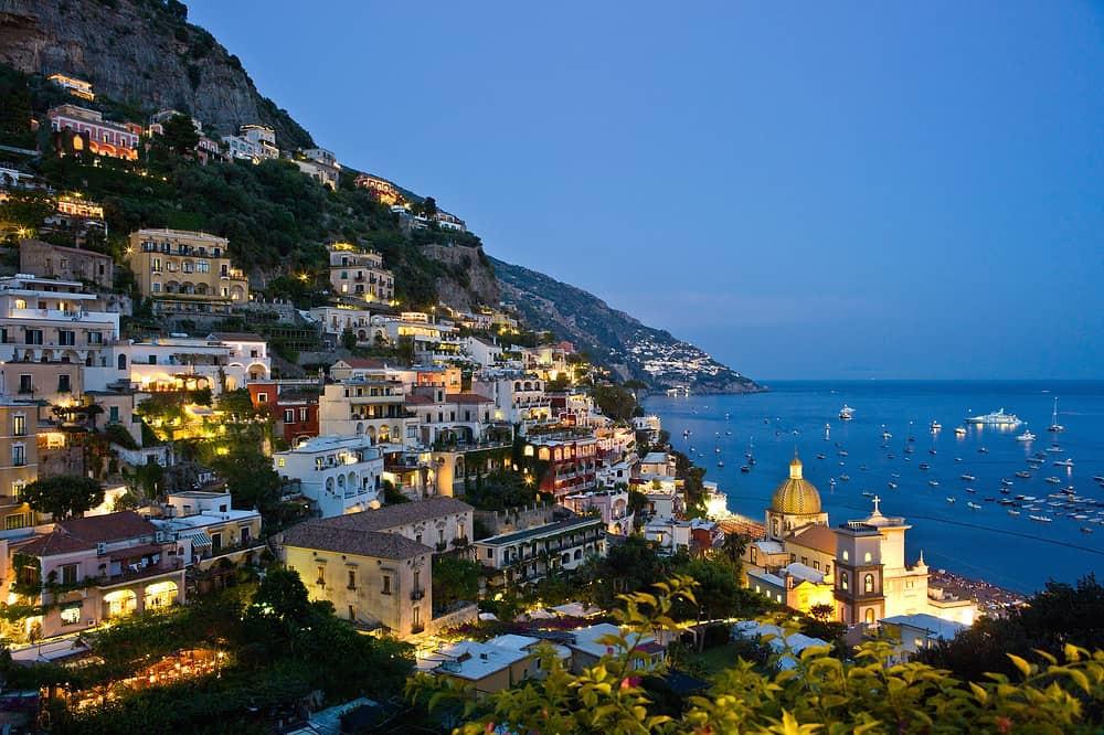 Khung cảnh ở ngôi làng vào buổi tối. Ảnh: Positano