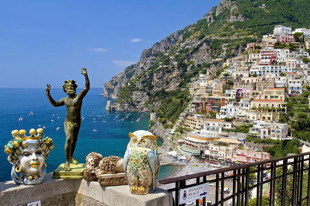 Ngôi làng nằm bên cạnh vùng biển nước trong xanh. Ảnh: Positano