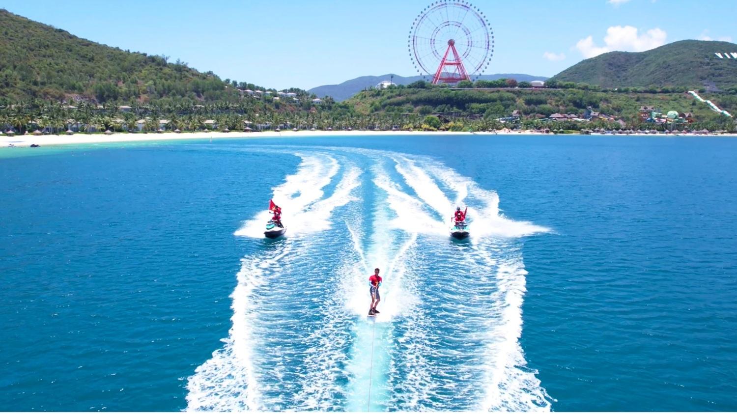 Màn trình diễn jetski mang Quốc kỳ rẽ sóng trên biển Hòn Tre.