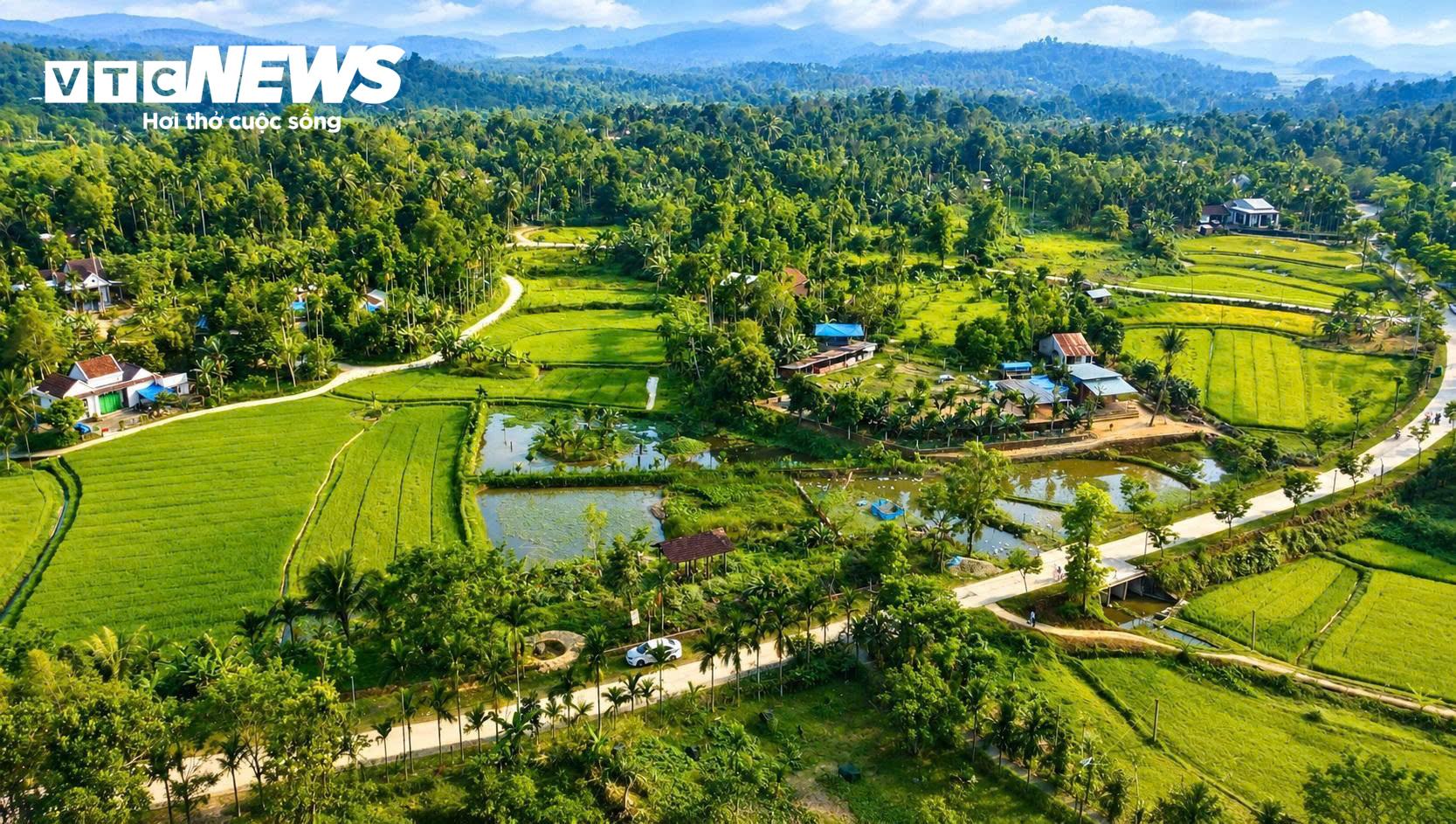 Làng cổ Lộc Yên nằm ở vùng trung du thuộc xã Thạnh Bình, TP Đà Nẵng. Làng được hình thành và phát triển vào thế kỷ 15-16, với nhà gỗ, ngõ đá, bờ chè tàu và những vườn cây trái xanh mát. Ngôi làng có diện tổng diện tích 279ha, nhà cửa dựa vào lưng núi, phía trước hướng ra những thửa ruộng bậc thang.