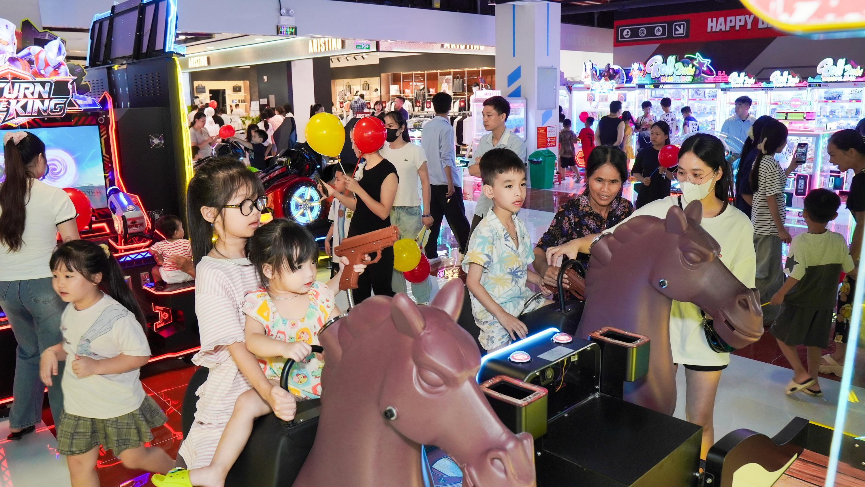  Khu vui chơi là một trong những nơi đông khách nhất, đặc biệt với gia đình có trẻ nhỏ và nhóm bạn trẻ đi theo nhóm. 