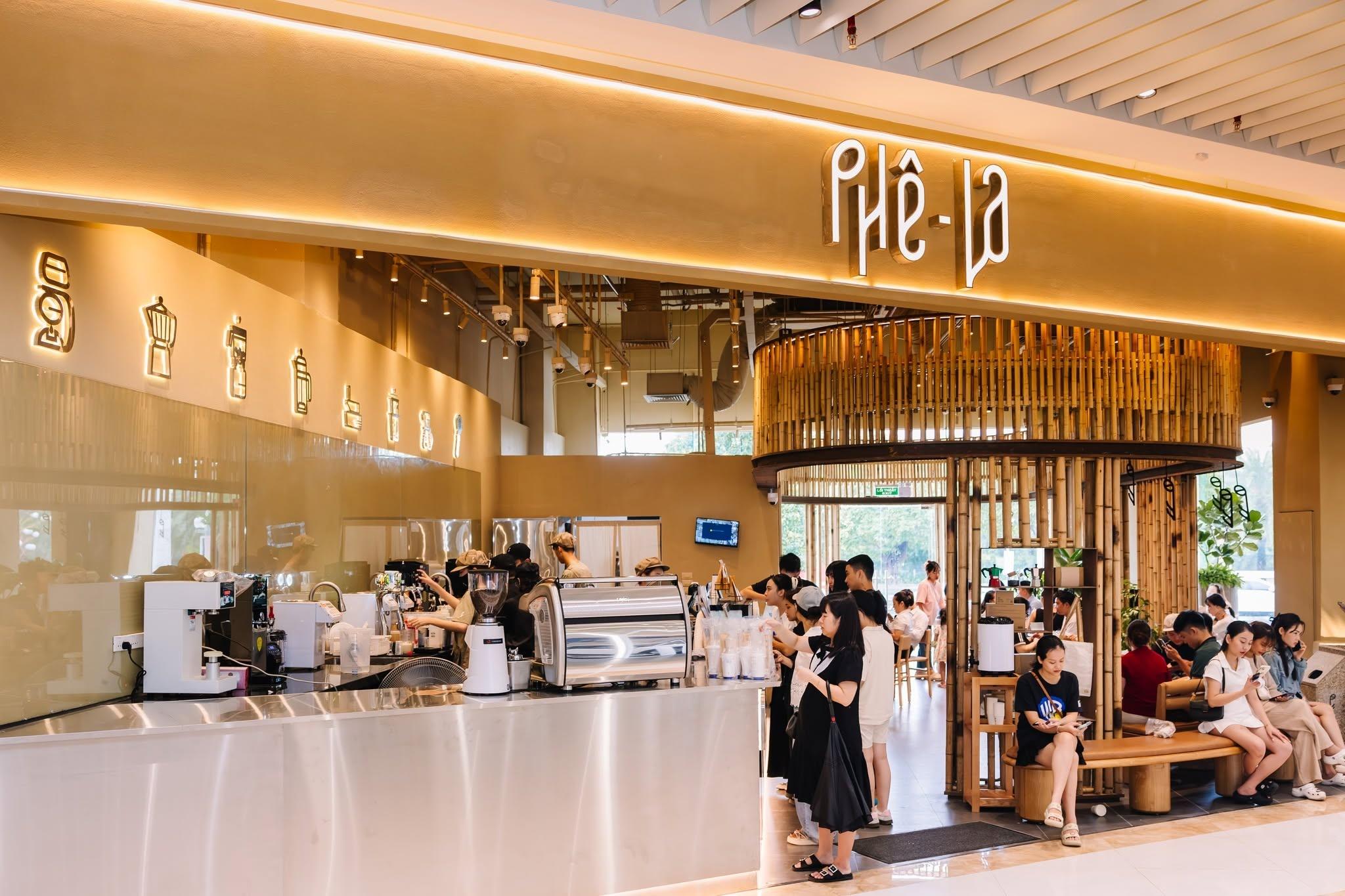 Lẩu bò tươi Triều Châu Tian Long và cửa hàng Phê La ghi nhận lượng khách lớn trong những ngày đầu mở cửa.
