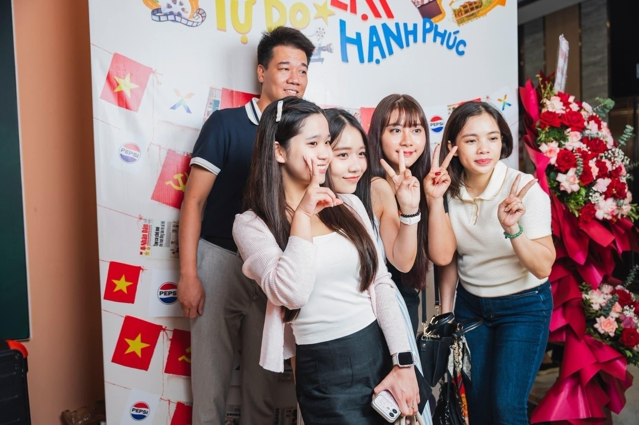  Nhóm bạn trẻ check-in cùng photobooth dịp 2/9 trong TTTM. 