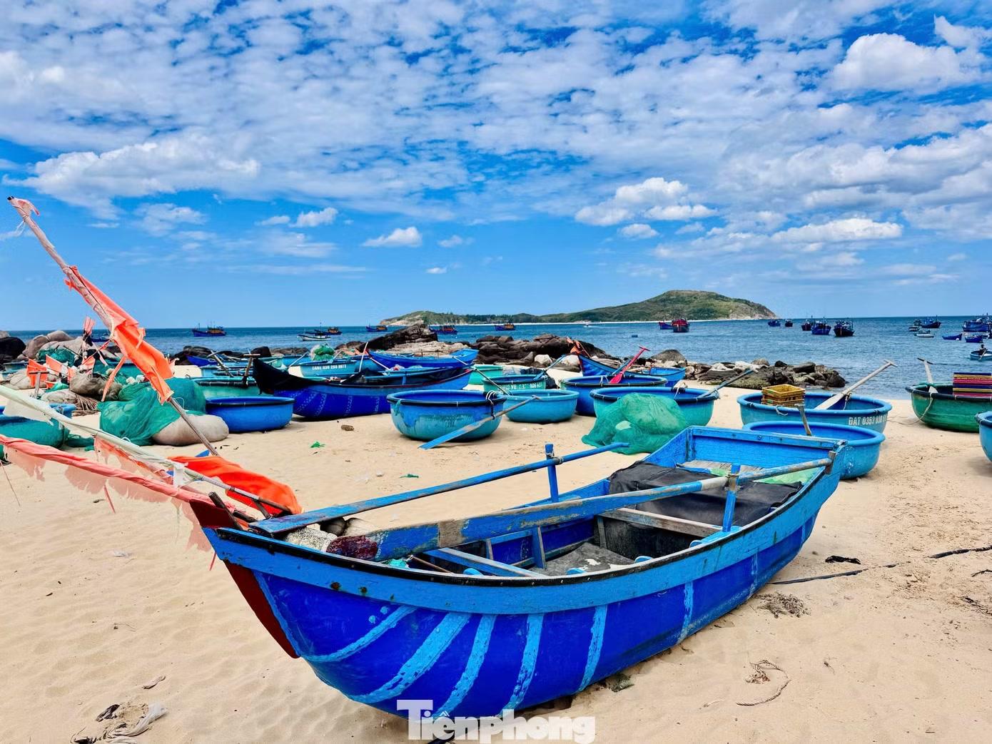 Cù Lao Mái Nhà thuộc xã Ô Loan, tỉnh Đắk Lắk, cách bờ biển làng chài Phước Đồng khoảng 2 km.