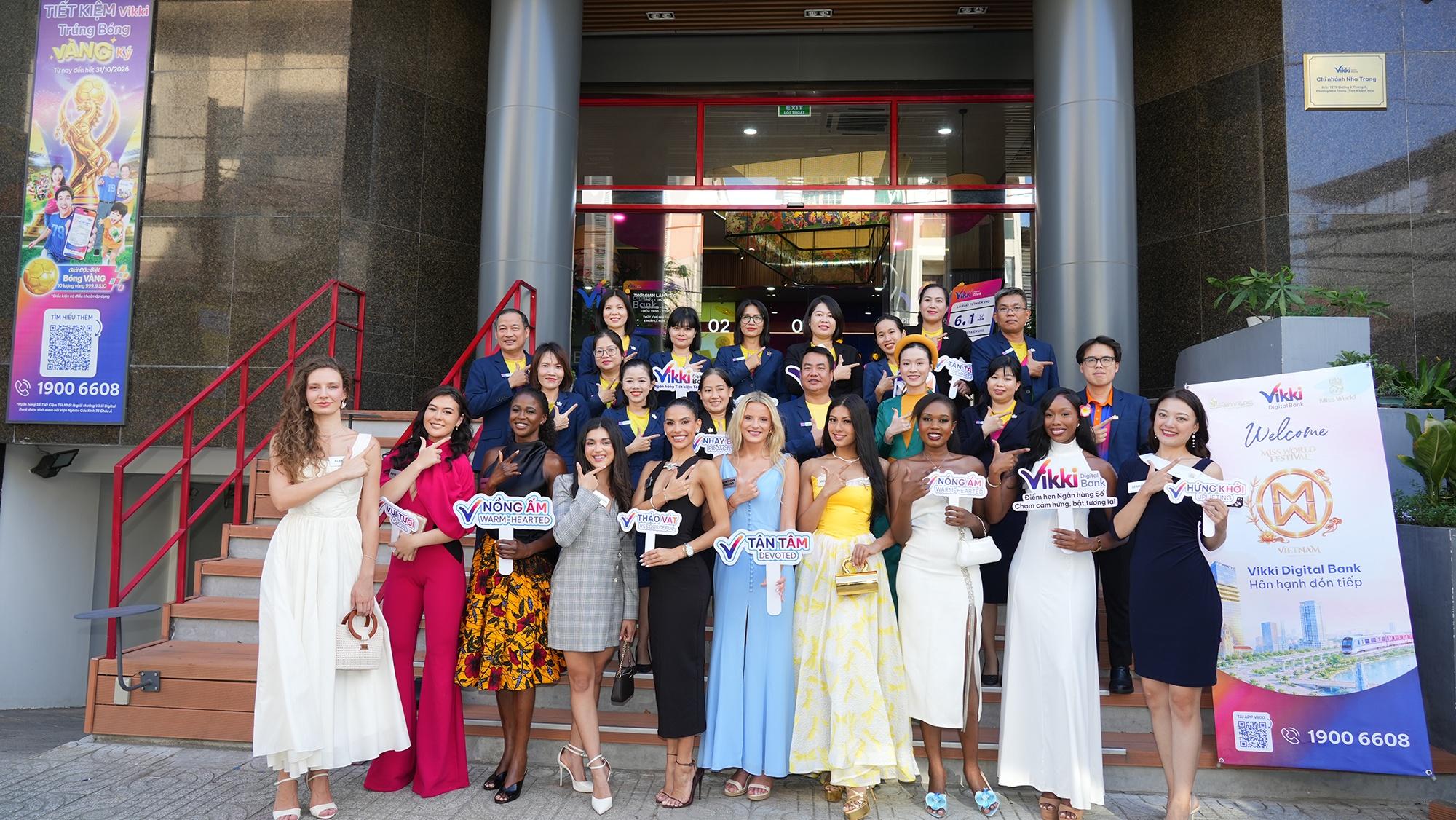 Thí sinh Miss World 2026 trong chuyến ghé thăm Vikki Digital Bank - chi nhánh Nha Trang.
