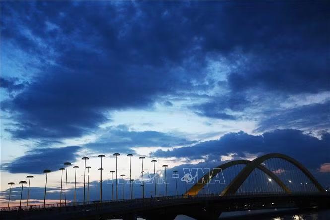 Khung cảnh huyền ảo của hoàng hôn nhìn từ cầu Nguyễn Hoàng, trên sông Hương, thành phố Huế.
