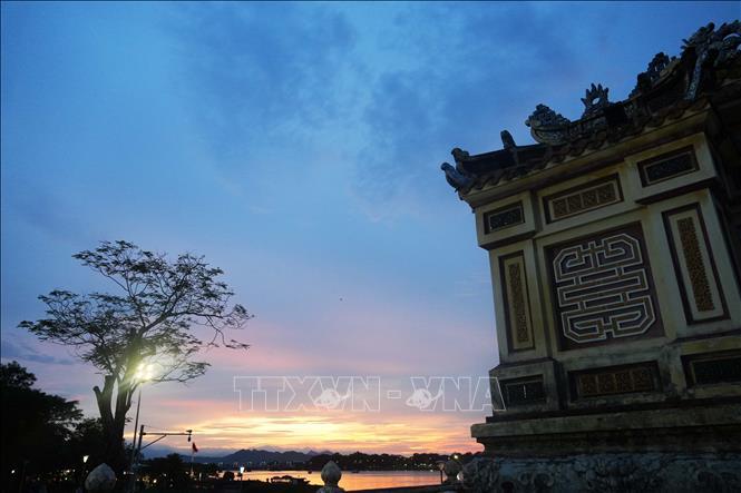 Khung cảnh hoàng hôn nhìn từ Bia Quốc học bên bờ Nam sông Hương, thành phố Huế.