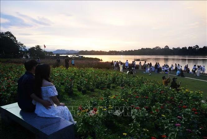 Khung cảnh lãng mạn cùng hoàng hôn êm đềm, huyền ảo trên sông Hương, thành phố Huế.