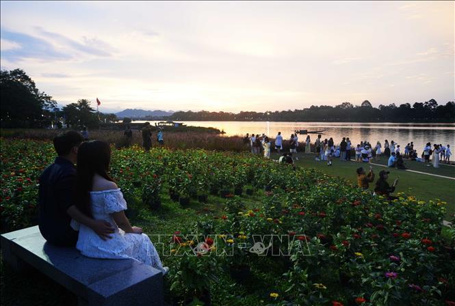 Khung cảnh lãng mạn cùng hoàng hôn êm đềm, huyền ảo trên sông Hương, thành phố Huế.