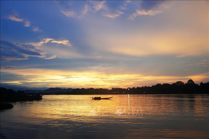 Hoàng hôn tạo ra bức tranh thiên nhiên êm đềm, huyền ảo trên sông Hương, thành phố Huế.