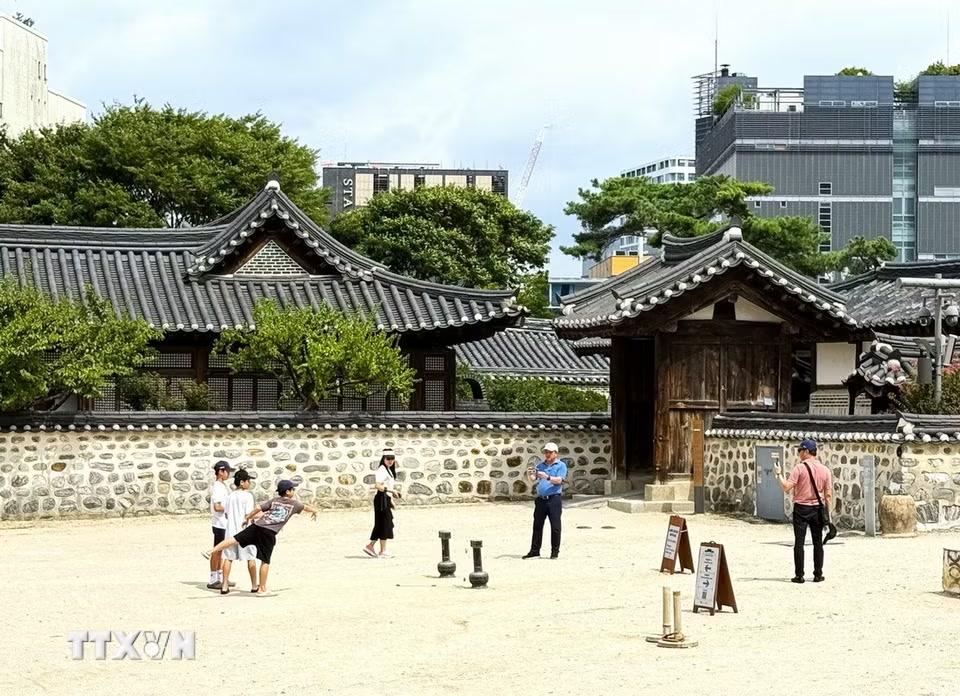 Du khách tham gia trải nghiệm các trò chơi truyền thống tại Làng Hanok Namsangol, thủ đô Seoul, Hàn Quốc. (Ảnh: Nhật Hưng/TTXVN)