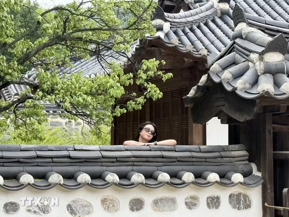 Mái ngói cong đặc trưng tại Làng Hanok Namsangol, Seoul, Hàn Quốc. (Ảnh: Nhật Hưng/TTXVN)
