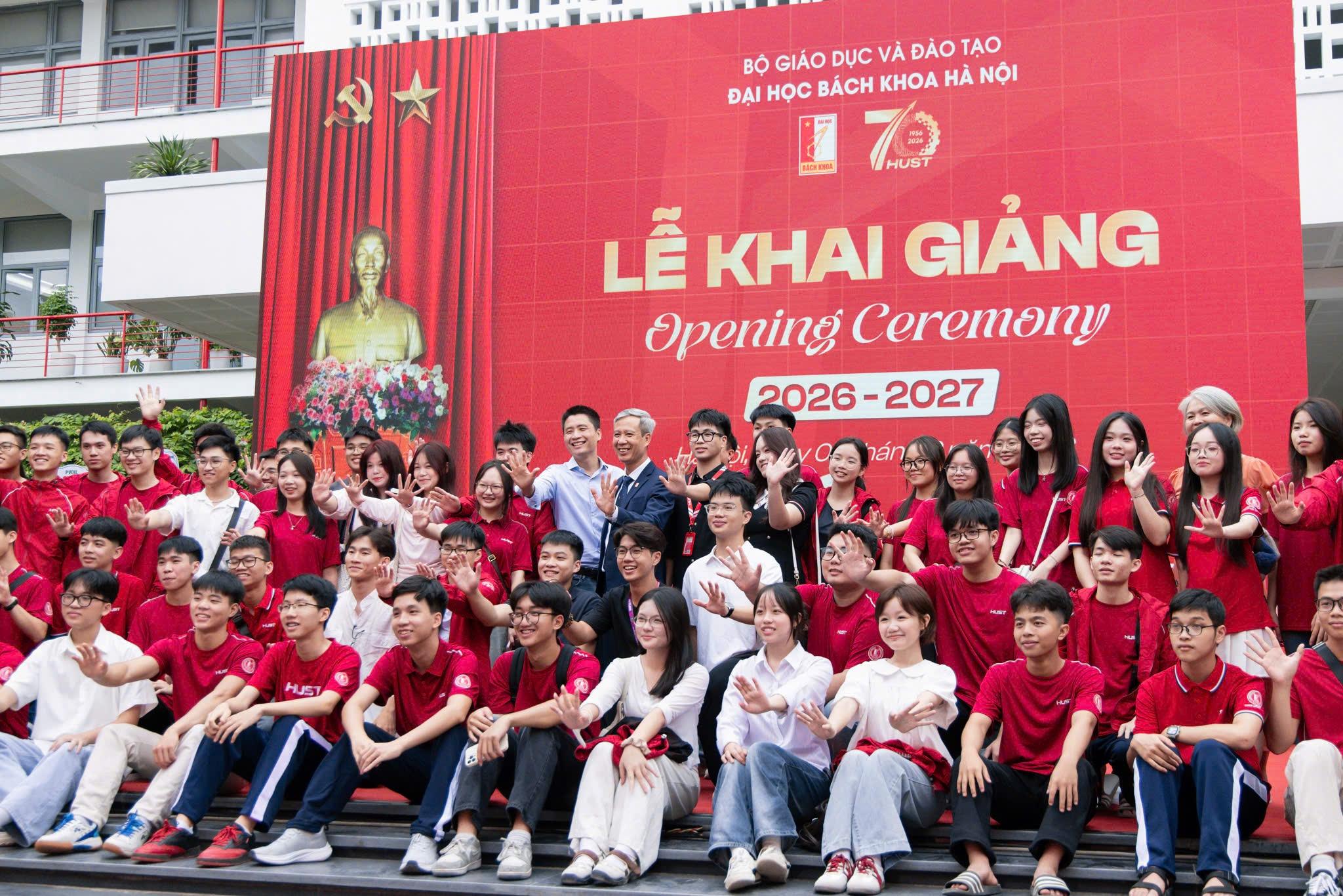  Sinh viên Đại học Bách khoa Hà Nội chụp ảnh cùng GS. TS. Lê Anh Tuấn, Giám đốc Đại học và ông Vương Quang Khải, nhà sáng lập Zalo trong lễ khai giảng.