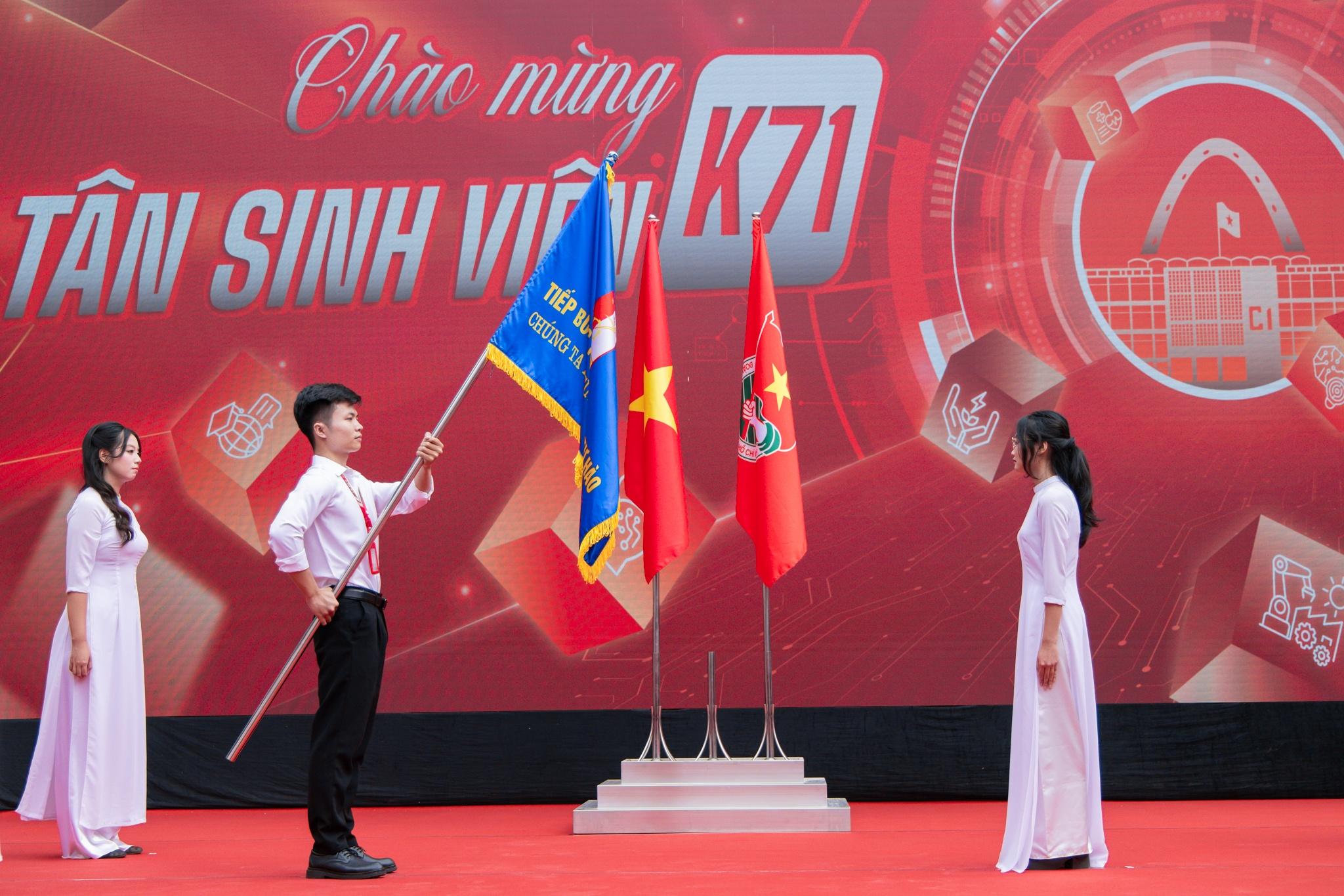  Nghi thức trao cờ truyền thống tại Đại học Bách khoa Hà Nội.