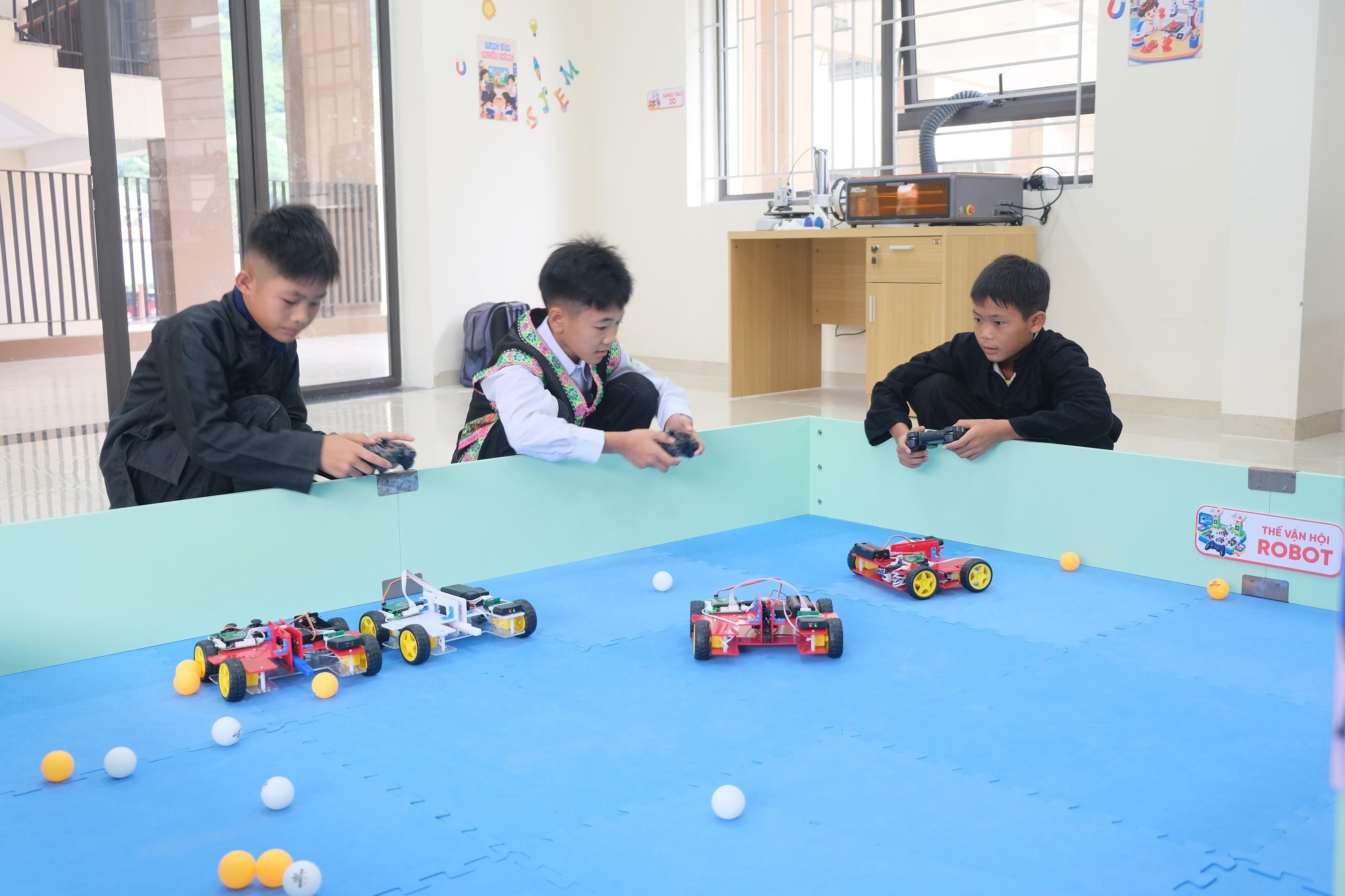  Học sinh trải nghiệm tại phòng học thực hành STEM. 