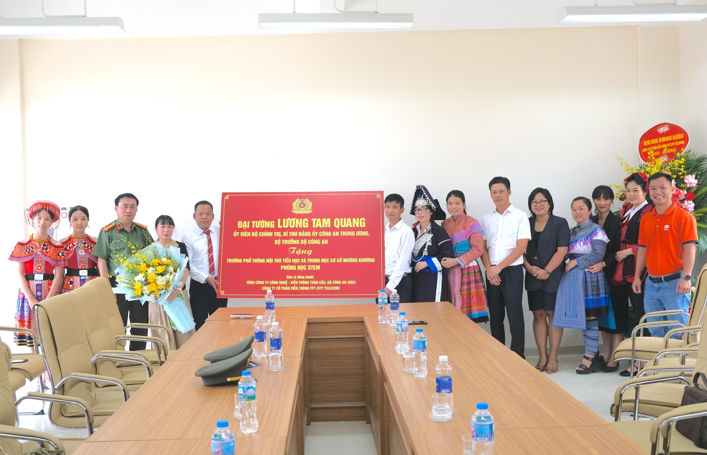  Lãnh đạo Công an tỉnh Lào Cai cùng đại diện FPT Telecom trao tặng phòng STEM tại Trường Phổ thông nội trú Tiểu học và Trung học cơ sở Mường Khương. 