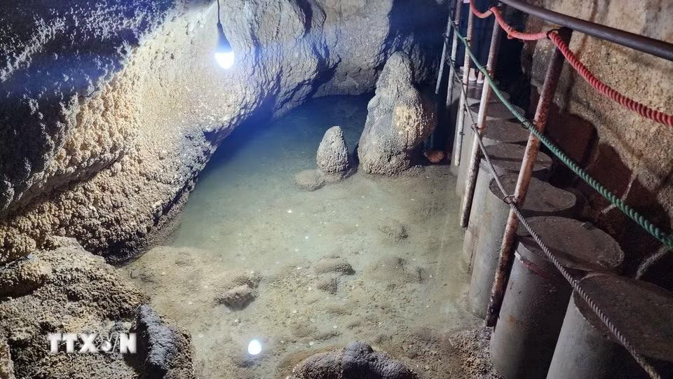 Một điểm tham quan được nhiều du khách chú ý trong động là “hồ ước nguyện”, nơi du khách có thể thả những đồng tiền xu xuống nước và ước nguyện những điều mình mong muốn. (Ảnh: Mạnh Hùng/TTXVN)