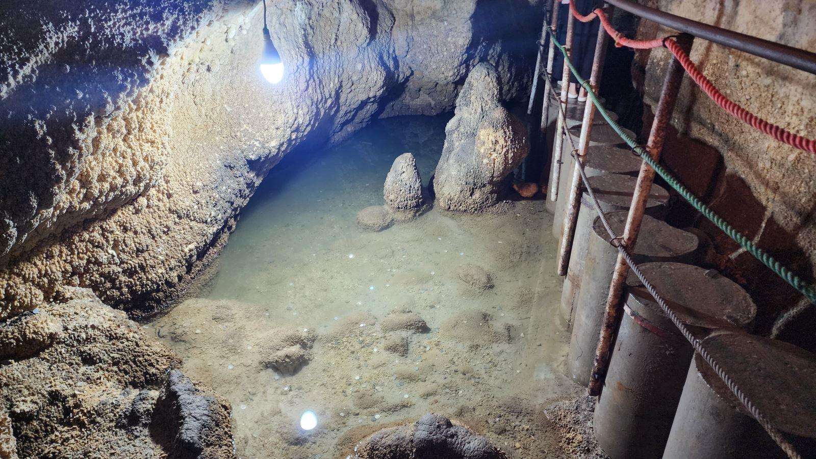 Một điểm tham quan được nhiều du khách chú ý trong động là “hồ ước nguyện”, nơi du khách có thể thả những đồng tiền xu xuống nước và ước nguyện những điều mình mong muốn.