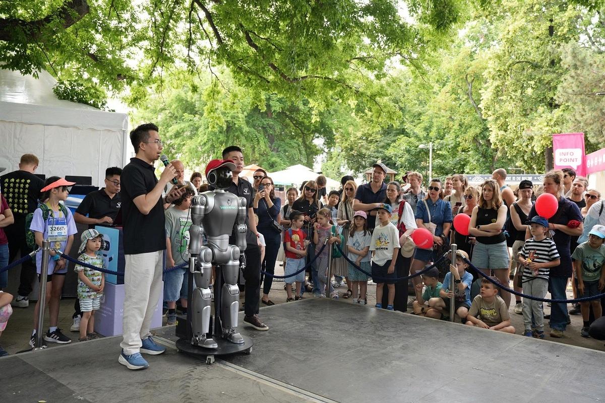  Mẫu robot hình người của Dynamics - công ty thành viên của Vingroup tham gia sự kiện công nghệ và robotics hàng đầu thế giới. 