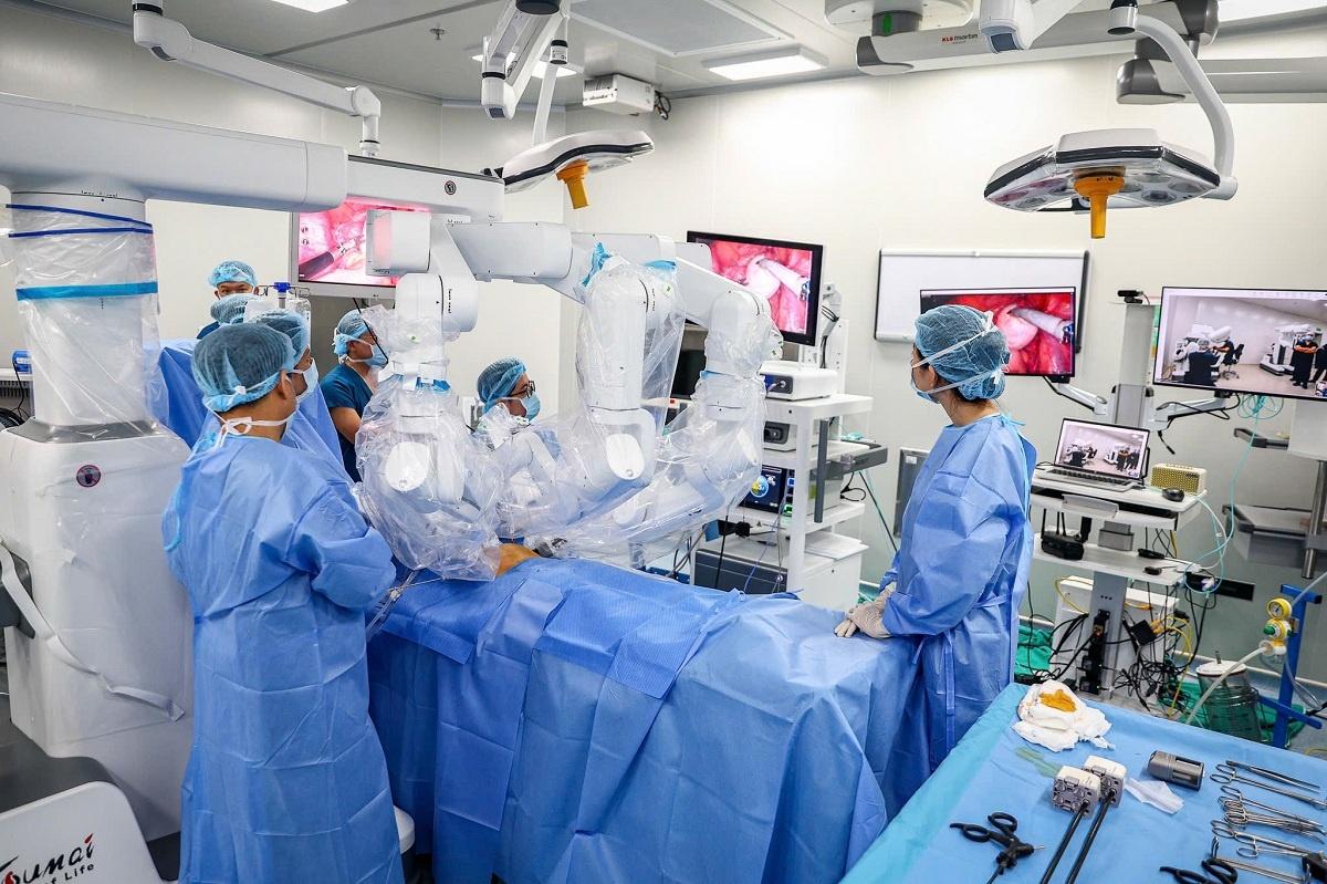  Hệ thống Y tế Vinmec triển khai thành công ca phẫu thuật robot hai chiều từ xa đầu tiên tại Việt Nam. 