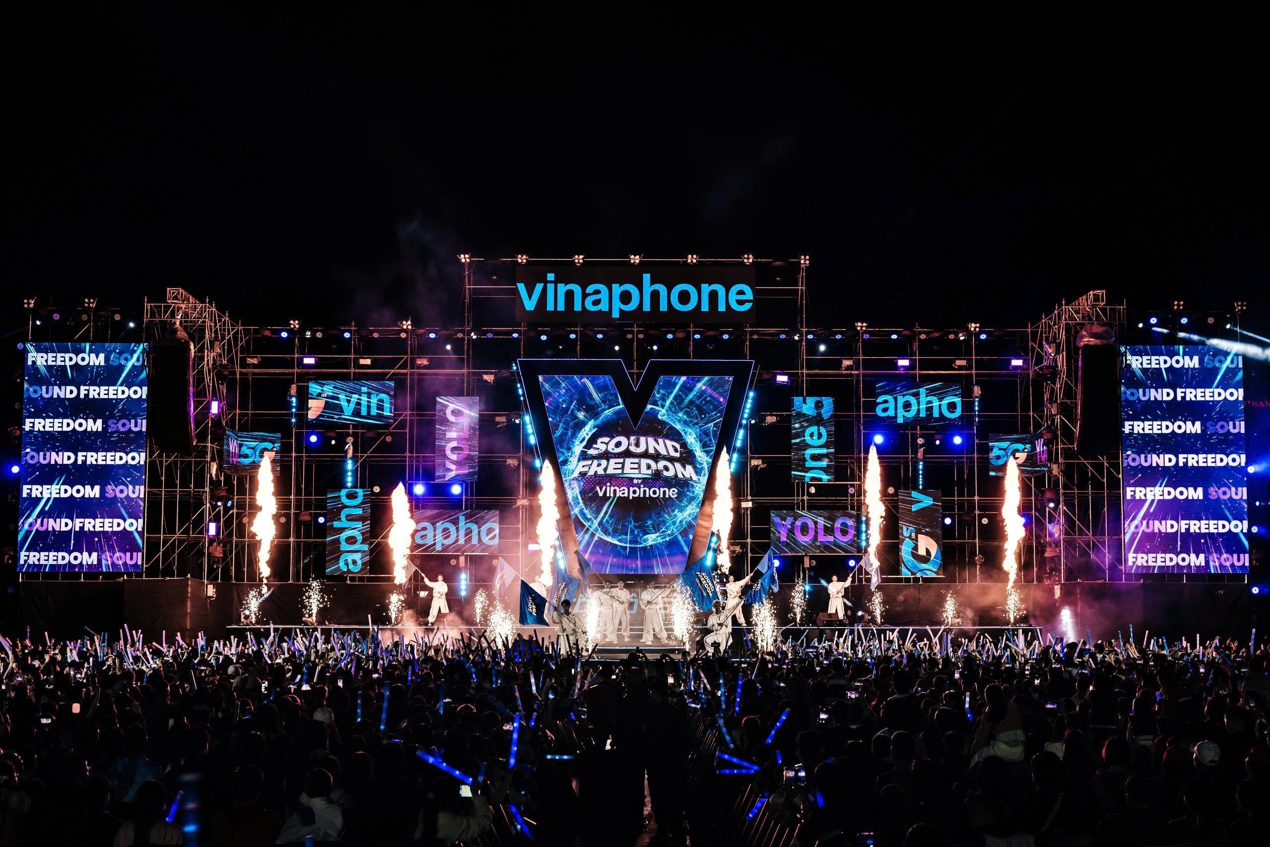 Sân khấu Sound Freedom by VinaPhone bùng nổ trong âm nhạc và ánh sáng.