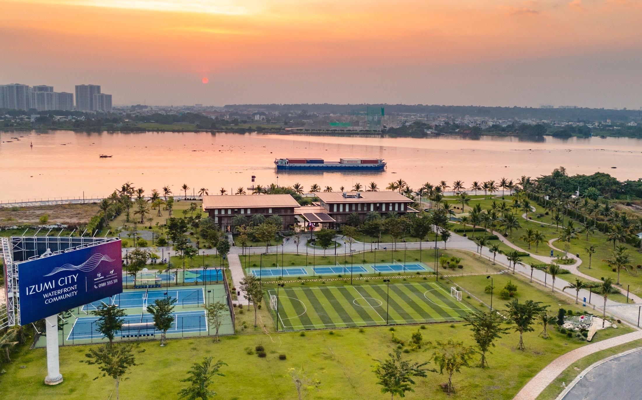 Không gian ven sông và hệ tiện ích tại Izumi City mở ra lựa chọn cho những nhịp sống khác nhau.