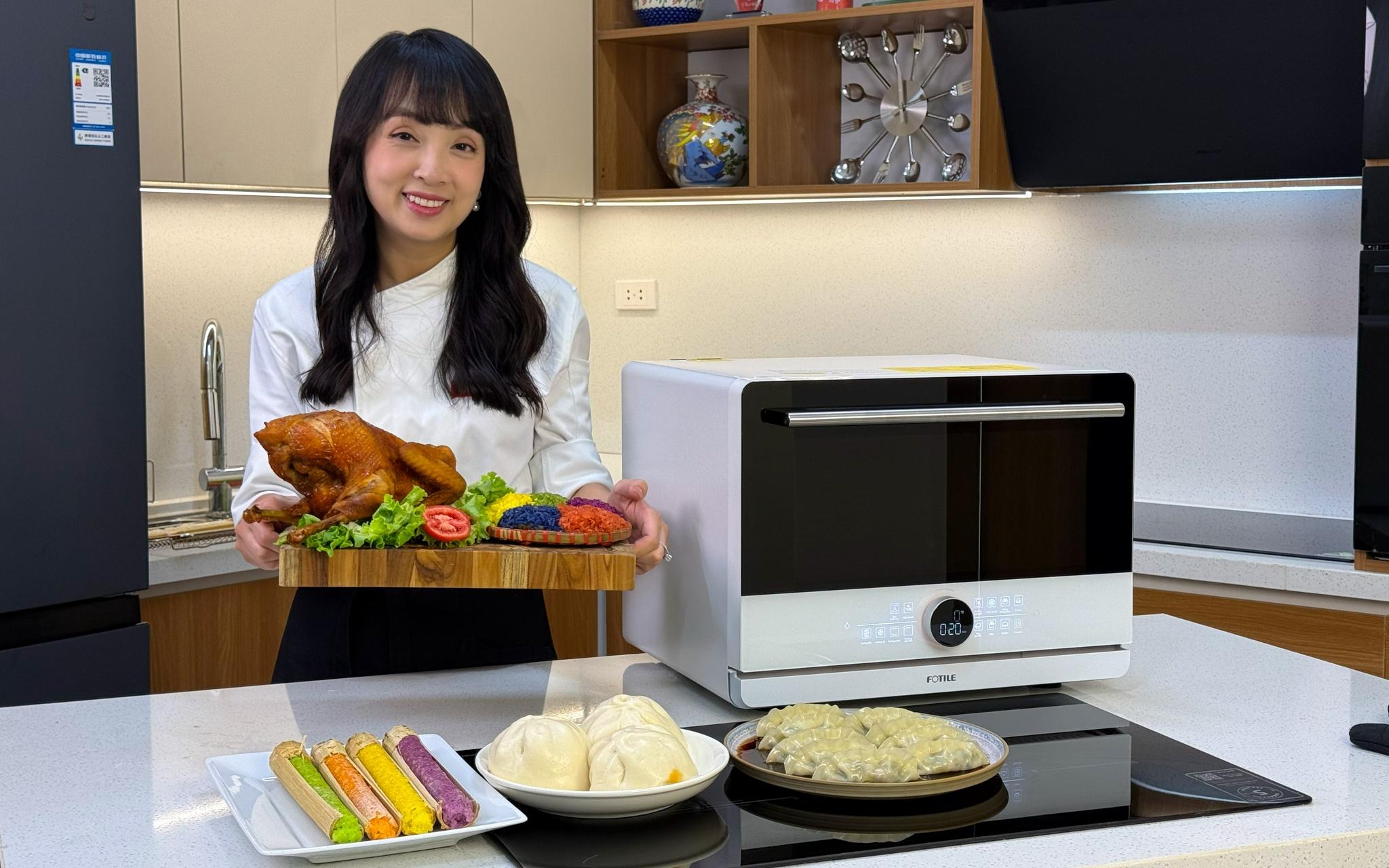  MasterChef Minh Nhật chế biến món ăn cùng lò hấp nướng đa năng E3. 
