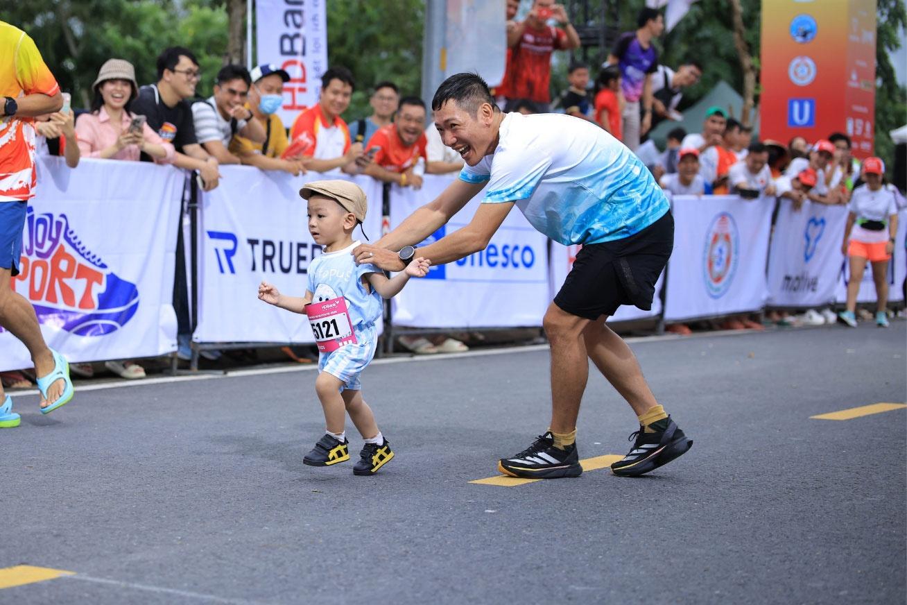 HDBank Green Marathon trở thành không gian để gia đình cùng vận động, trải nghiệm và gắn kết.