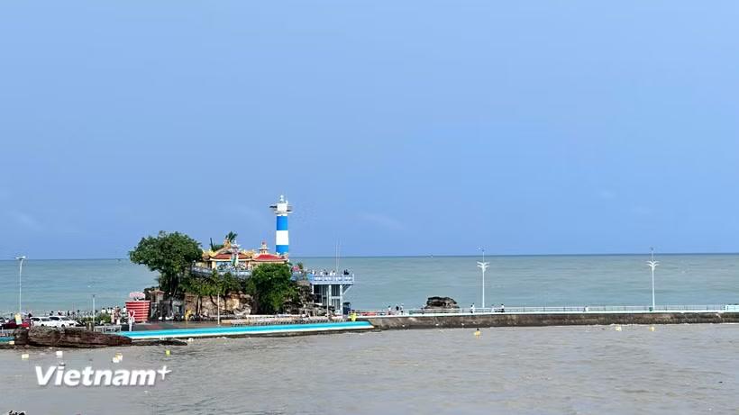 Dinh Cậu Phú Quốc tọa lạc trên ghềnh đá nơi cửa biển Dương Đông mở ra biển Tây. (Ảnh: Bích Hằng/Vietnam+)