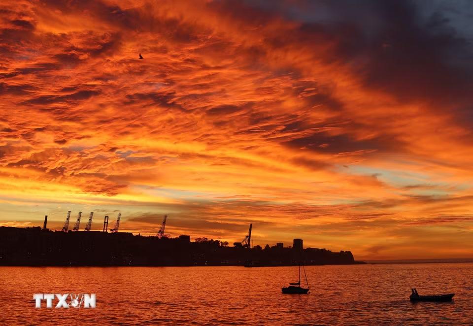 Cảnh hoàng hôn tại Valparaiso, Chile. (Ảnh: THX/TTXVN phát)
