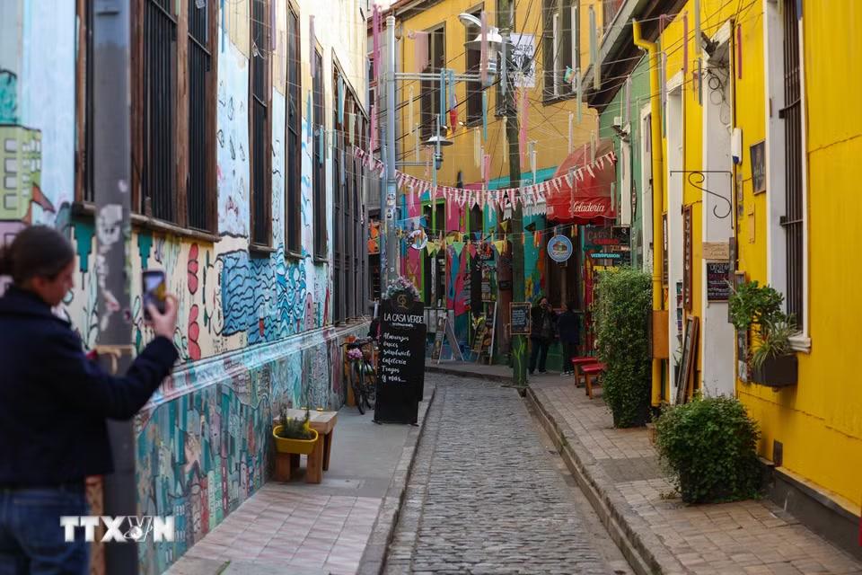 Một tuyến phố tại Valparaiso, Chile. (Ảnh: THX/TTXVN phát)