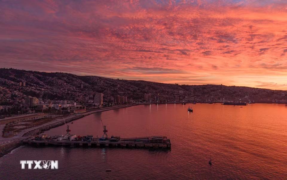 Cảnh hoàng hôn tại Valparaiso, Chile. (Ảnh: THX/TTXVN phát)