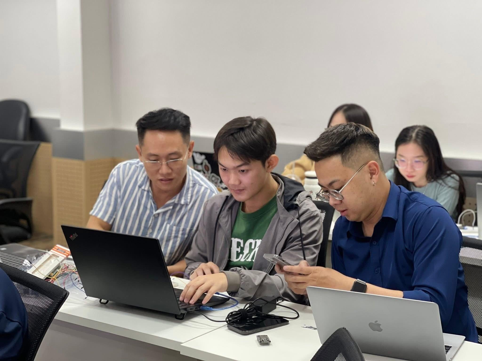  Quá trình học MSE AI chú trọng trao đổi và ứng dụng kiến thức vào các bài toán thực tế. 