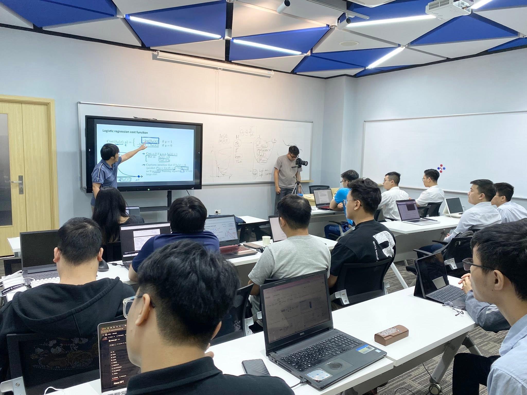  Các môn học chuyên sâu giúp học viên hiểu cách xây dựng, tích hợp và triển khai AI trong hệ thống phần mềm. 