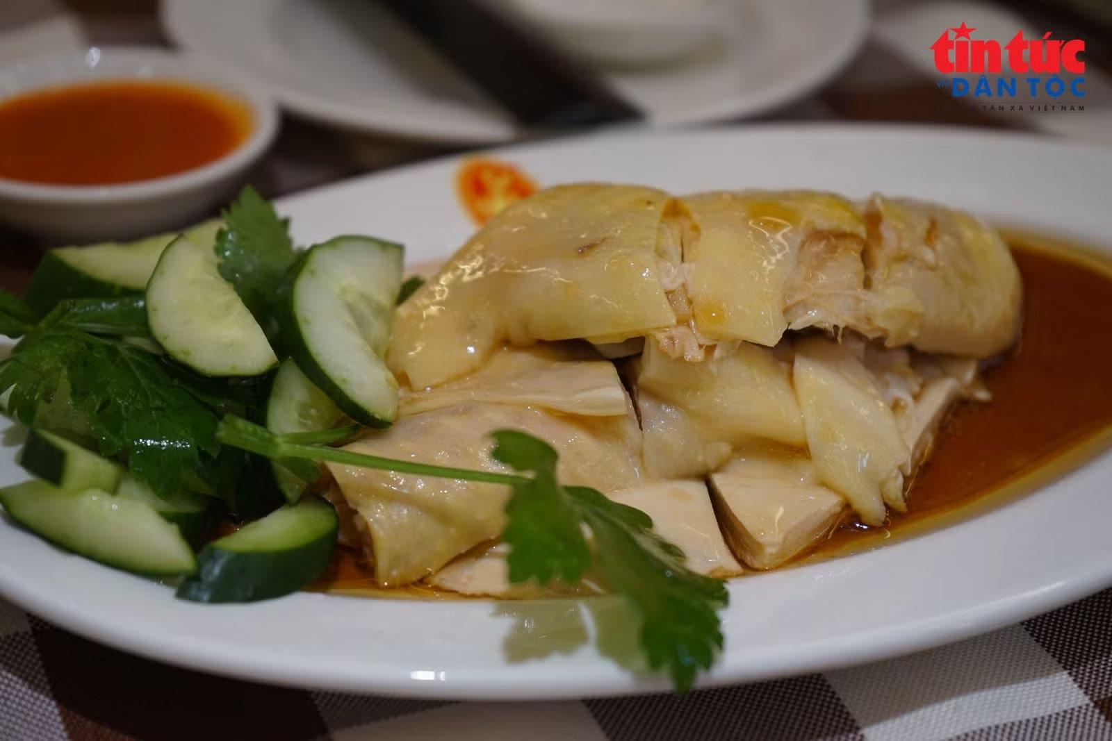 Cơm gà Hải Nam cũng là món ăn quen thuộc trong đời sống ẩm thực Singapore, hấp dẫn bởi phần thịt gà mềm cùng cơm được nấu đậm vị.