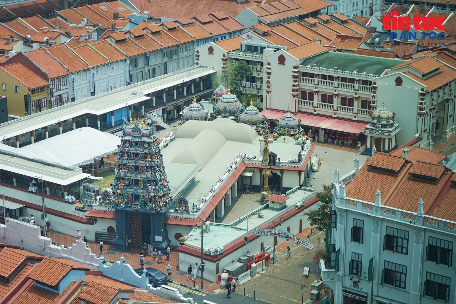 Đền Sri Mariamman là ngôi đền Hindu cổ nhất Singapore, được xây dựng từ năm 1827.