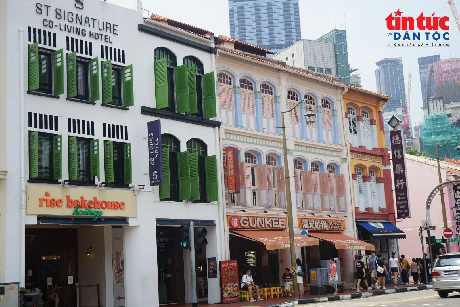 Những dãy shophouse rực rỡ sắc màu tạo nên diện mạo đặc trưng của Chinatown, nơi dấu ấn kiến trúc truyền thống hòa cùng nhịp sống hiện đại.