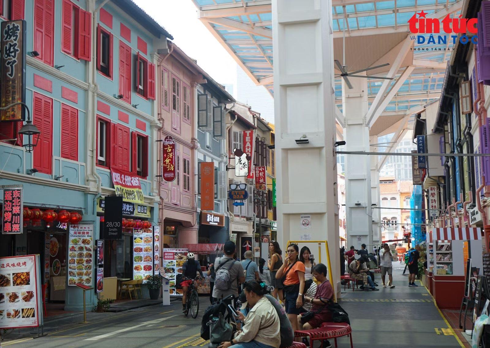 Mỗi góc phố, mỗi dãy shophouse đều mang một vẻ riêng, tạo nên không gian giàu màu sắc cho những bức ảnh của du khách.