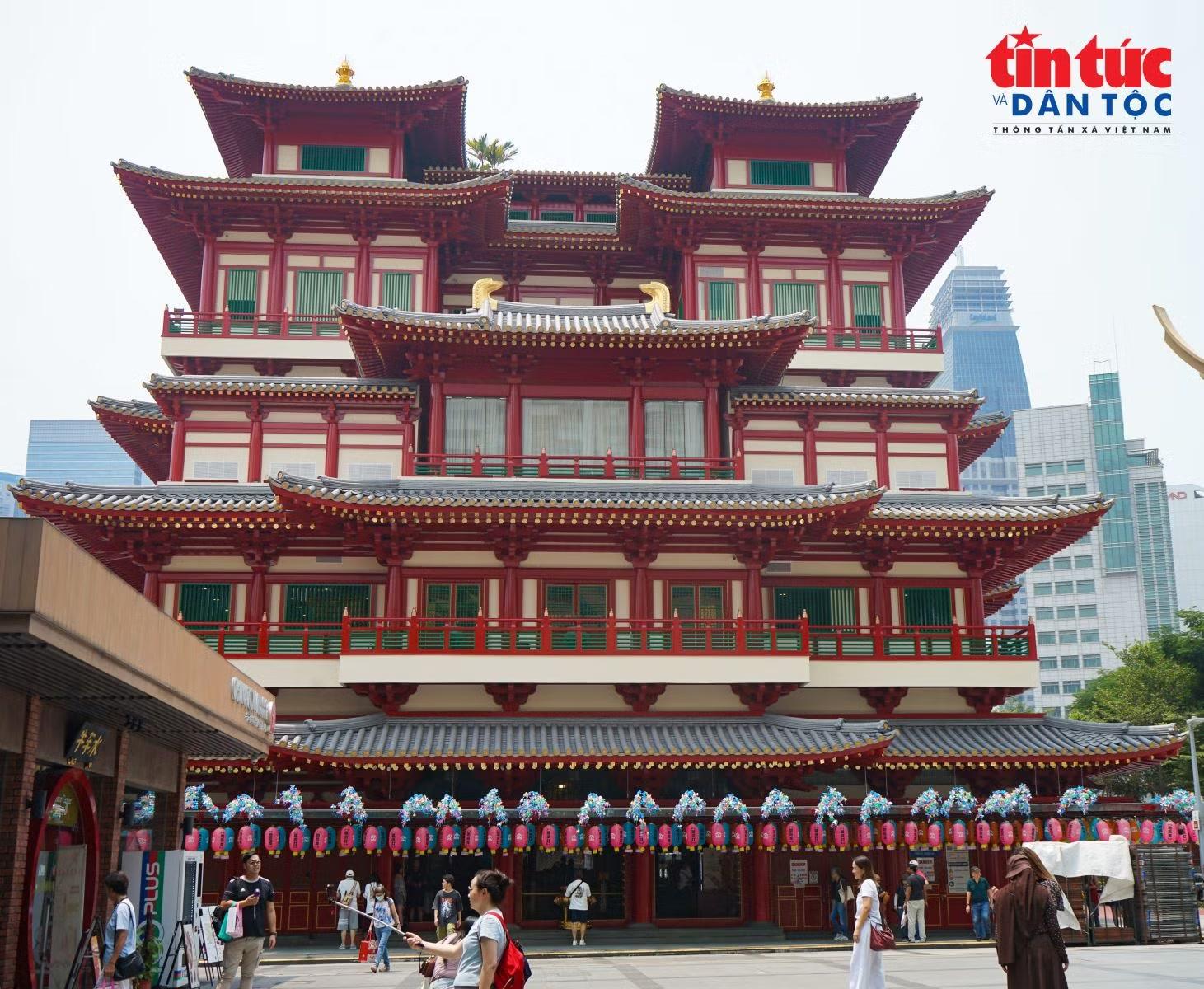 Bảo tàng và chùa Phật Nha Tự (Buddha Tooth Relic Temple and Museum) nổi bật với kiến trúc mang đậm ảnh hưởng Phật giáo Trung Hoa.