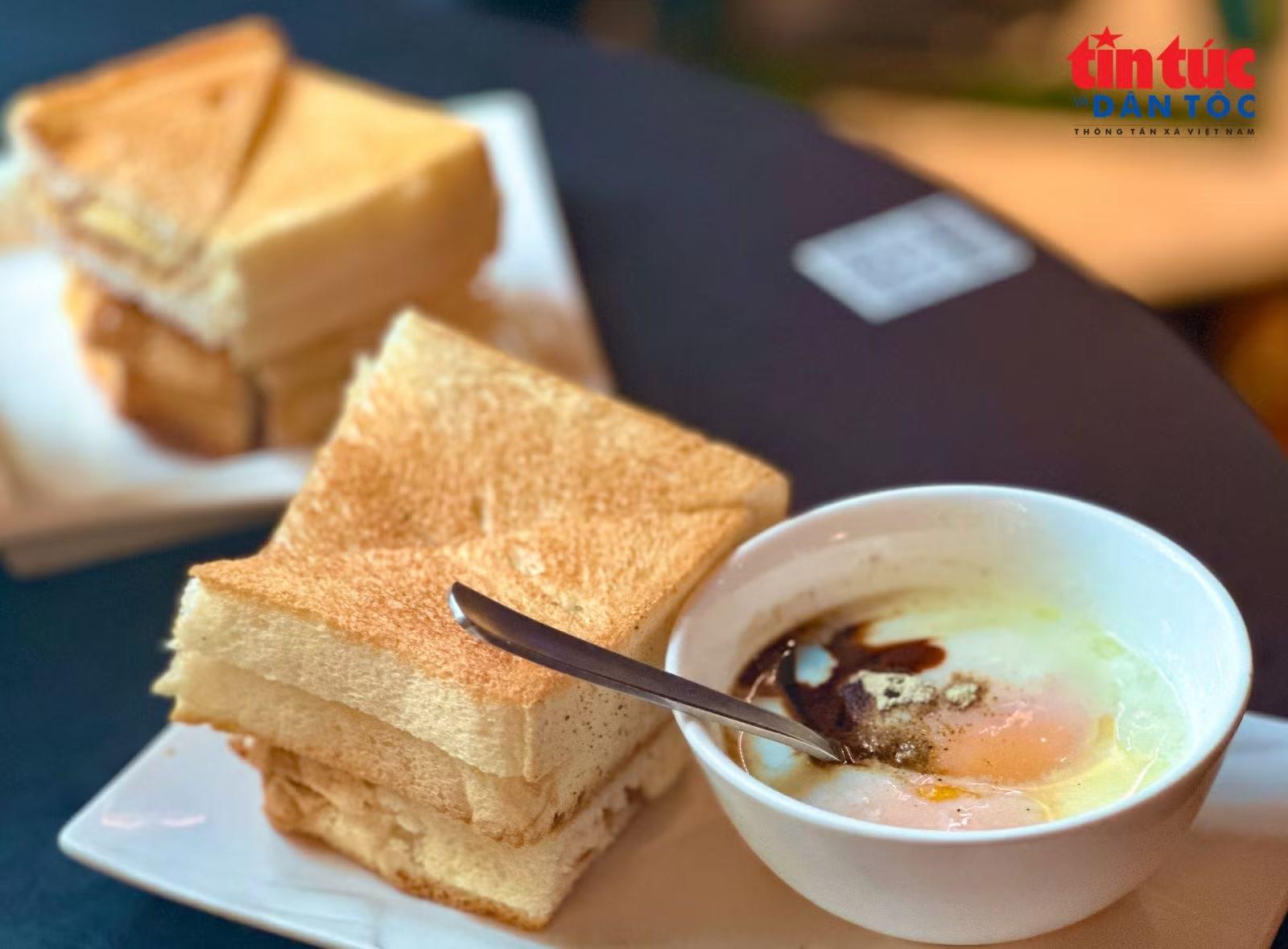 Một phần bữa sáng kiểu Singapore với bánh mì nướng kaya, bơ lạnh và trứng trần hồng đào mang đến trải nghiệm ẩm thực giản dị nhưng đậm bản sắc địa phương.