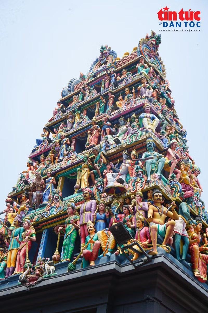 Tháp cổng Gopuram của đền Sri Mariamman gây ấn tượng với hàng loạt tượng thần Hindu được chạm khắc công phu, tạo nên điểm nhấn kiến trúc đặc sắc giữa khu phố.