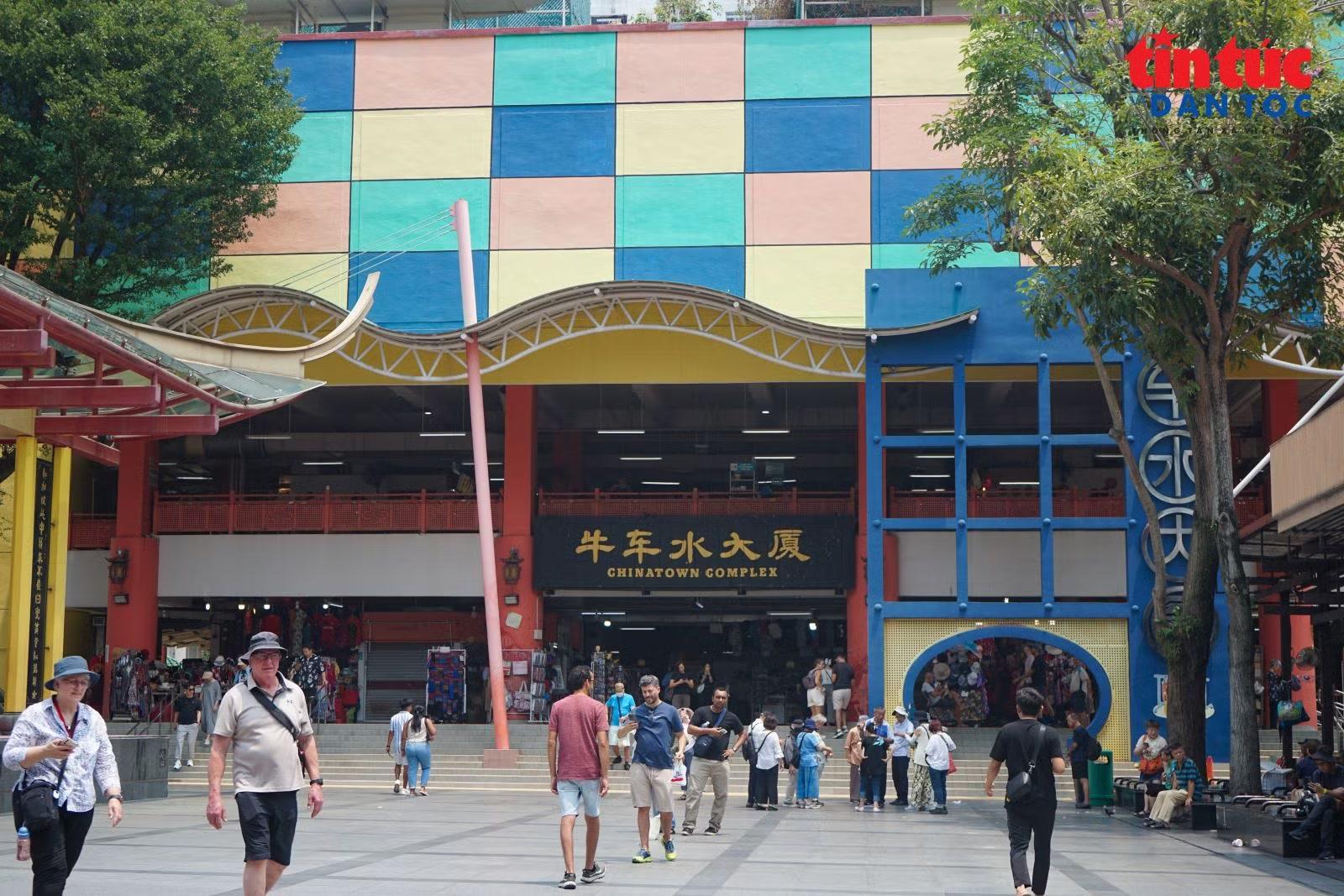 Chinatown Complex là khu phức hợp và trung tâm ẩm thực đường phố lớn nhất tại khu phố người Hoa ở Singapore.