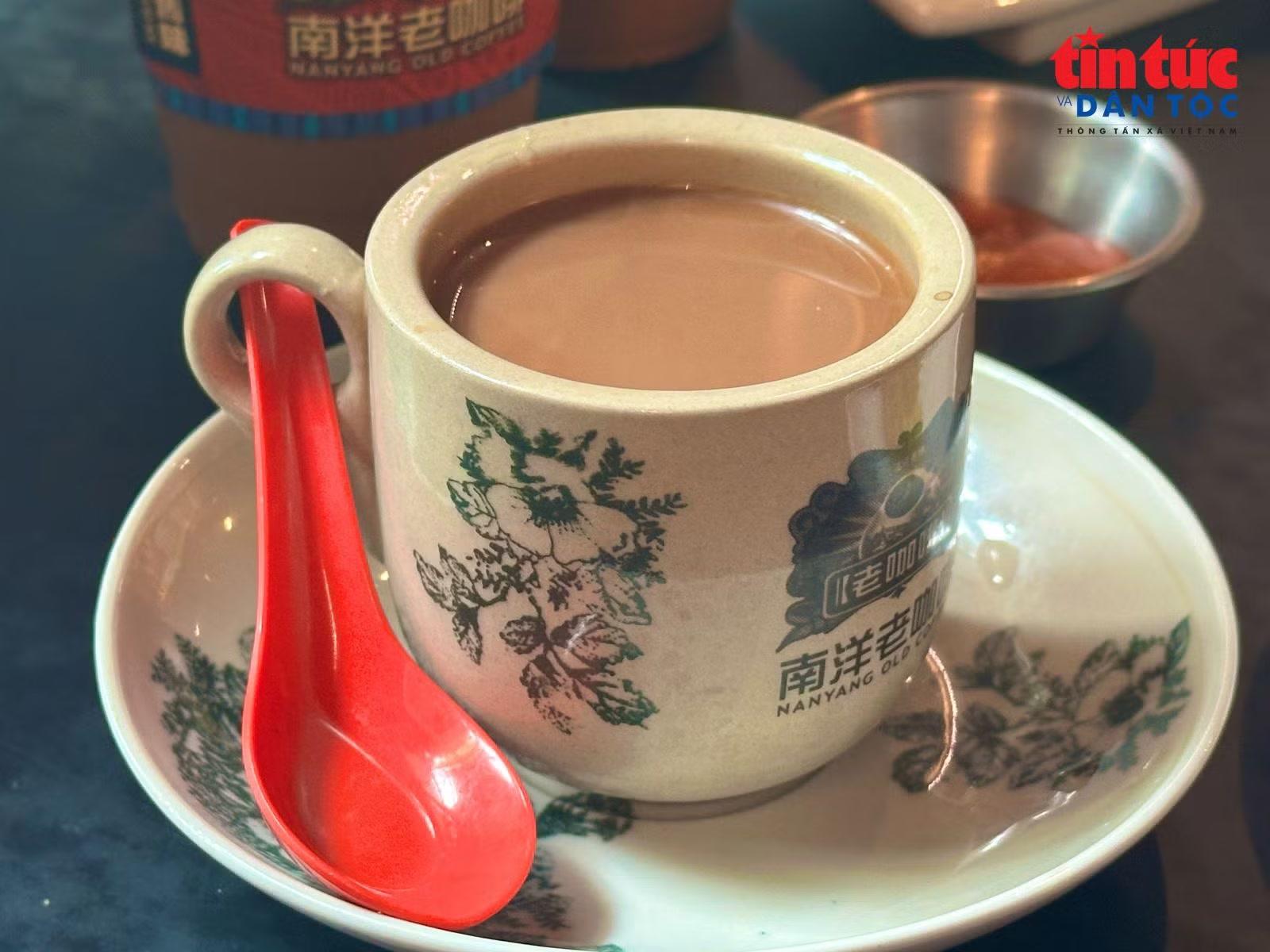 Kopi C ( cà phê nóng pha cùng sữa) và Kopi O (cà phê nóng không sữa) mang đến một lát cắt thú vị về văn hóa cà phê bình dân Singapore.