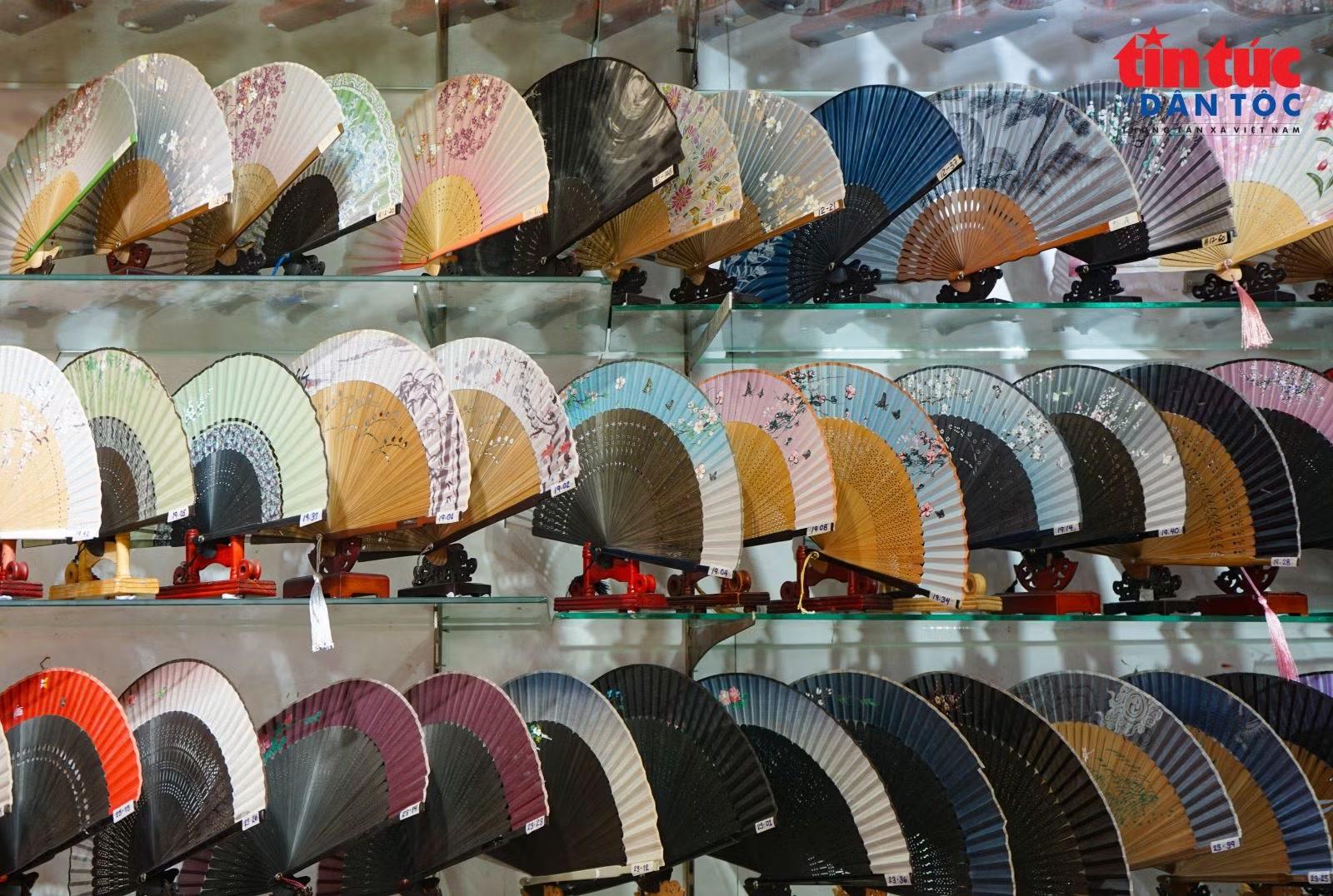 Du khách có nhiều lựa chọn mua sắm quà lưu niệm tại các gian hàng trong Chinatown.