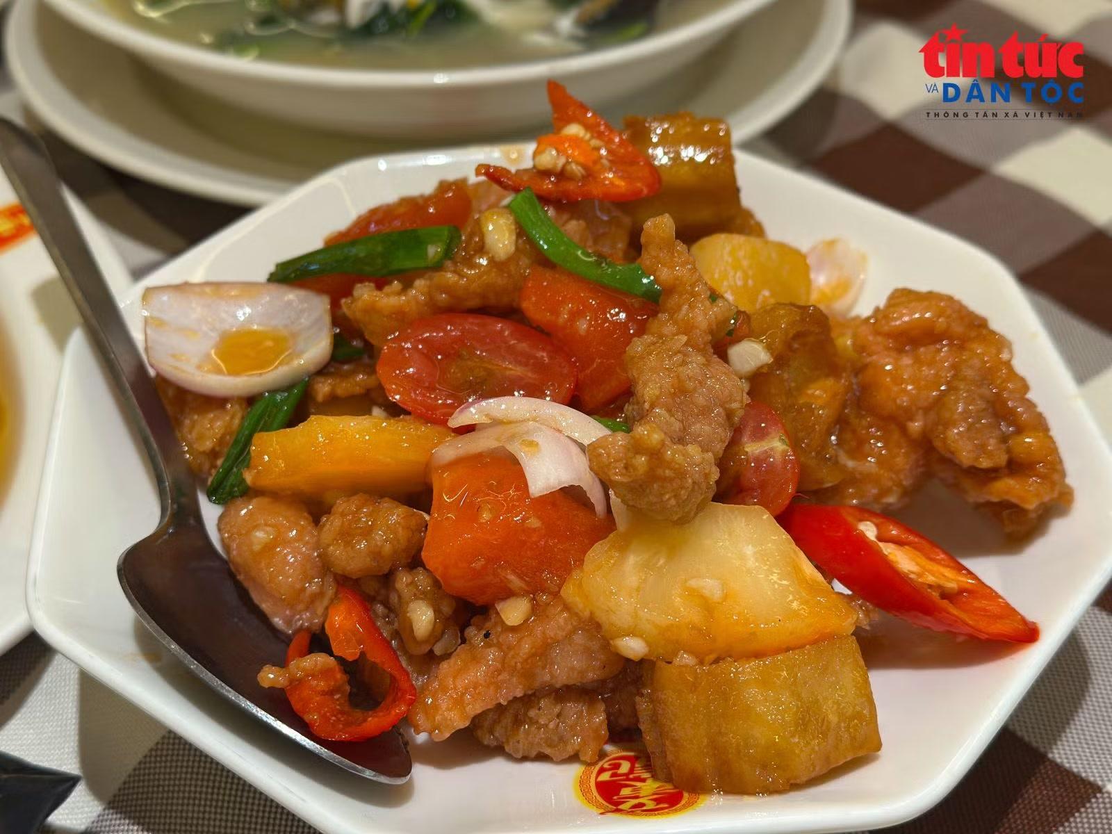 Món thịt lợn chua ngọt mang vị đậm đà, cân bằng giữa vị chua và ngọt, là một trong những lựa chọn quen thuộc của thực khách khi khám phá ẩm thực Chinatown.