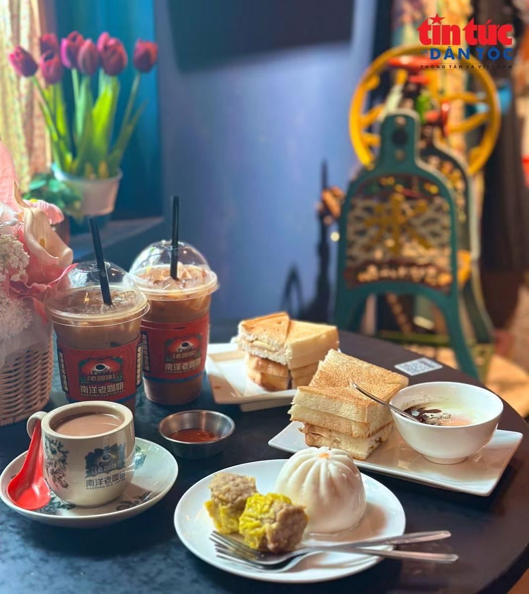 Một phần bữa sáng kiểu Singapore với bánh mì nướng kaya, bơ lạnh và trứng chần hồng đào mang đến trải nghiệm ẩm thực giản dị nhưng đậm bản sắc địa phương.