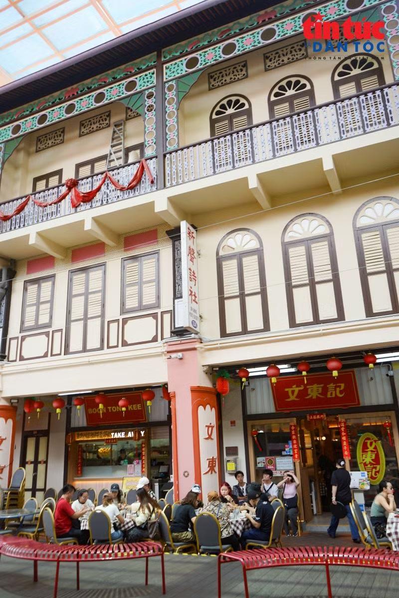 Ẩm thực là một phần không thể thiếu trong hành trình khám phá Chinatown, với sự hòa quyện giữa món ăn truyền thống Trung Hoa và những hương vị đặc trưng của Singapore.